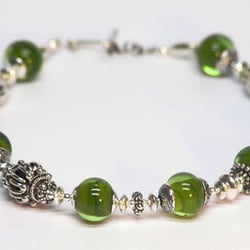 Silber und Seide - Kette aus handgefertigten Glaselementen mit Silber verarbeitet