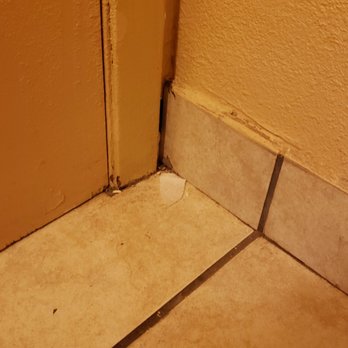 Econo Lodge - Dirt and nastiness in bathroom - Hotels Near Me - Durant, Oklahoma