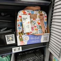 Looking for a lunch bag, for a gal at work, whose poor bag is dirty, and falling apart. Thought I'd stick it in her locker.