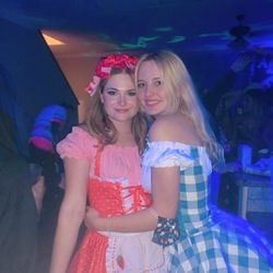 Friends 4 Ever - Costumes