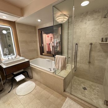 Wynn - Tub & Shower - Hotels Near Me - Las Vegas, Nevada