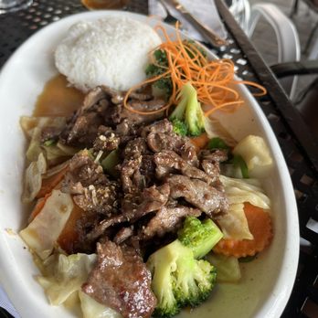 Pink Basil - Crispy Garlic with beef - Asian Fusion Near Me - Mystic, Connecticut