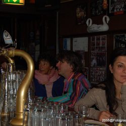 Café De Twee Zwaantjes - Zelfs Heddy Lester die komt ook af en toe zingen als Frank Affolter speelt.
