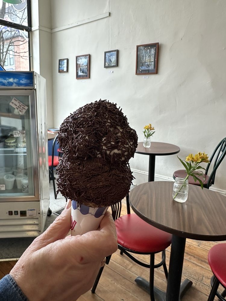 Mt. Tom's Homemade Ice Cream Logo
