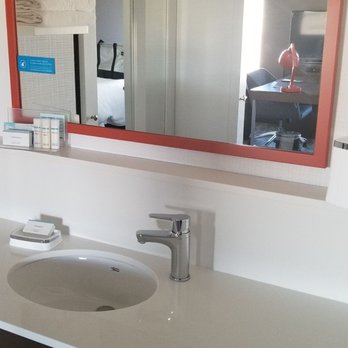 Hampton Inn & Suites St. George SunRiver - Spacious and modern bathroom - Hotels Near Me - St George, Utah