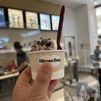 Häagen-Dazs - Mini scoop of Brownies a la Mode ice cream at Häagen-Dazs in the Hillsdale Shopping Center in San Mateo. - Ice Cream & Frozen Yogurt Near Me - San Mateo, California