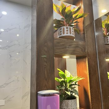 Lin’s Seafood And Sushi Buffet - Bathroom decor - Buffets Near Me - San Antonio, Texas