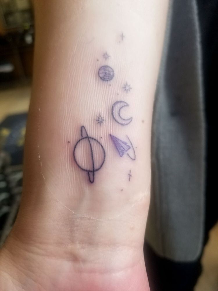 Hair Salons - QUEEN BEE TATTOO AND SALON - 18 Photos & 19 Reviews - 230 ...