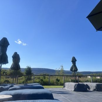 Wildflower Farms - Lounge chairs by the pool with a view - Resorts Near Me - Gardiner, New York