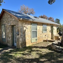 Silver Spur Dance Hall - Hilltop Cabin - Enjoy this roomy Cabin with a full kitchen, bath with Jacuzzi tub, and separate bedroom. Great for a romantic getaway.