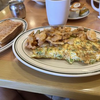 Staten Island Diner - Broccoli and American omelet with hash browns and wheat toast - Diners Near Me - Staten Island, New York