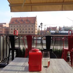 Pociąg do... - Na wprost Hotel Królewski przebudowany ze starego spichrza.