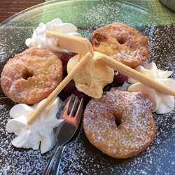 Restaurant Schieners - Apfelküchle mit Zimtkirschen und Vanilleeis