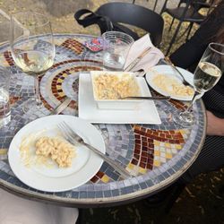 Belle Cora - White wine, Prosecco, mac & cheese