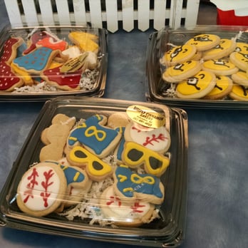 Simply Cinnamon Bakery - cookies in plastic containers - Bakeries Near Me - Pewaukee, Wisconsin