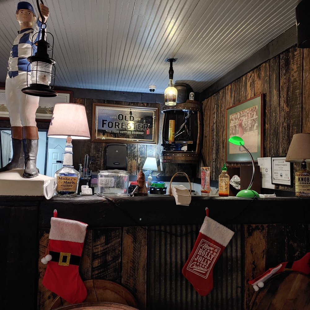 Golden's Pub And Deli - christmas decorations - Delis Near Me - Georgetown, Kentucky