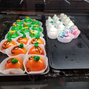 Lincoln Bakery - What's not to love with these pretty cakes.  YUM - Bakeries Near Me - Bellevue, Pennsylvania