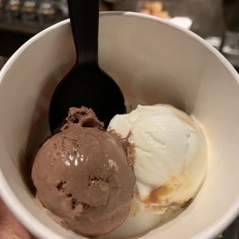 Salt & Straw - Peppermint cocoa and salted caramel ribbons - Ice Cream & Frozen Yogurt Near Me - Pasadena, California Salt & Straw - Peppermint cocoa and salted caramel ribbons - Ice Cream & Frozen Yogurt Near Me - Pasadena, California