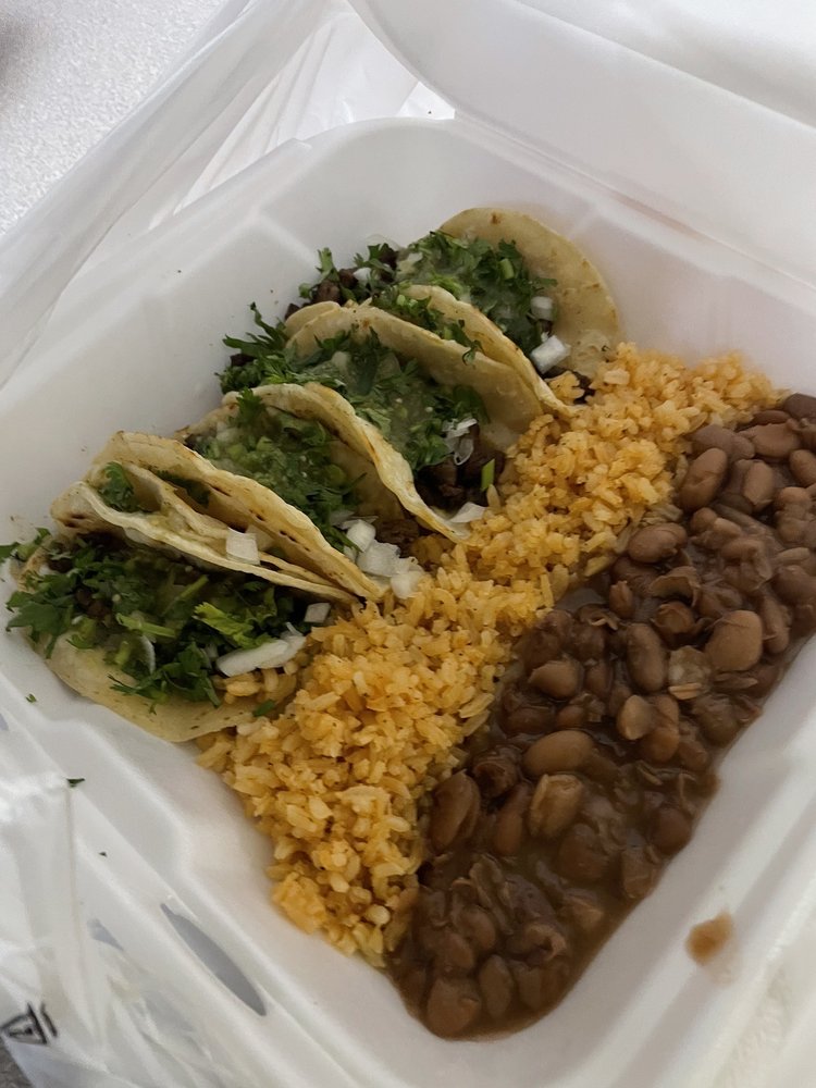 Lucina's Taqueria Logo