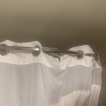 Holiday Inn Palmdale-Lancaster - Ripped shower curtain - Hotels Near Me - Palmdale, California