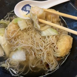 Hong Kong Kitchen - Noodle soup with shrimp dumplings ;)
