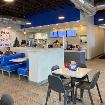Foosackly’s Tillmans Corner - Grabbing a box - Fast Food Near Me - Mobile, Alabama