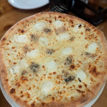 Delecta - Quatro Formaggi. November '2024. - Pizza Near Me - Kraków, Massachusetts