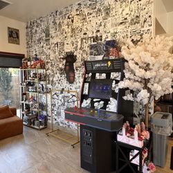 Anteiku Cafe - Awesome manga wall with a playable arcade dragon ball game