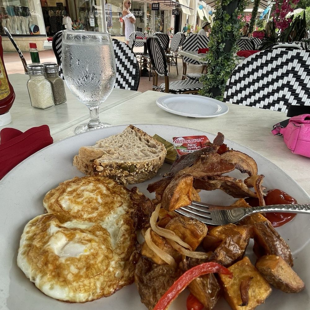Hookah bar at AURA - Breakfast - Hookah Bars Near Me - Miami Beach, Florida