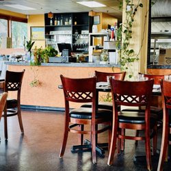 India Oven - Nice sized dining room with tables and chairs