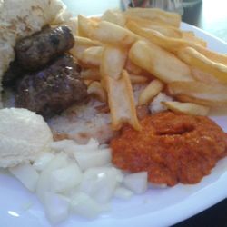 Ćevapčići - Kult - Leckere Pommes und Cecapcici mit einer Kugel Smetana und Fladenbrot