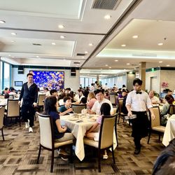 New Capital Seafood Restaurant - Vibrant dim sum scene