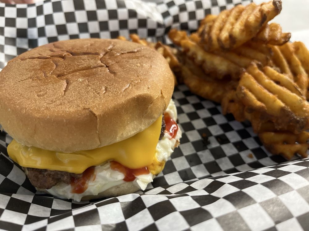 Chef's Drive-Inn Logo