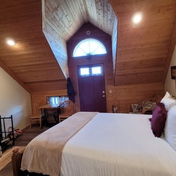 Tucker Peak Lodge - Hotels Near Me - Julian, California Tucker Peak Lodge - Hotels Near Me - Julian, California