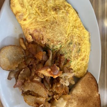 @ The Diner - Western omelette with white toast and breakfast potatoes - Breakfast & Brunch Near Me - Orlando, Florida @ The Diner - Western omelette with white toast and breakfast potatoes - Breakfast & Brunch Near Me - Orlando, Florida