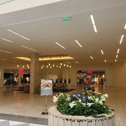 H&M - Entrance from inside mall