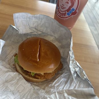 Wendy's - Spicy Chicken and Strawberry Lemonade - Fast Food Near Me - Islip, New York