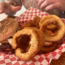 Rockys Cafe - Burger w rings