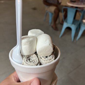 Zerogrados PR - Oreo with marshmallow topping - Ice Cream & Frozen Yogurt Near Me - La Parguera, Puerto Rico