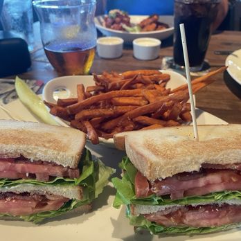 Yard House - New American Near Me - Sarasota, Florida