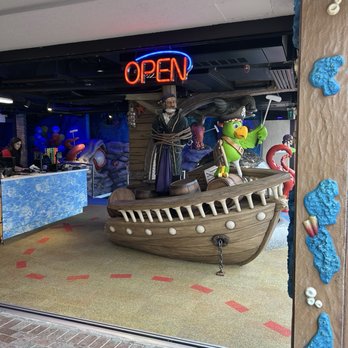 SkipArrr’s Parrot Putt - Mini Golf Near Me - Niagara Falls, Ontario SkipArrr’s Parrot Putt - Mini Golf Near Me - Niagara Falls, Ontario