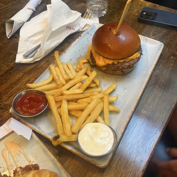 El Galleon - American Near Me - Avalon, California