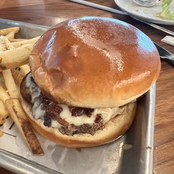 Nest On Four - Atlanta Smash burger with truffle fries - Sports Bars Near Me - Atlanta, Georgia Nest On Four - Atlanta Smash burger with truffle fries - Sports Bars Near Me - Atlanta, Georgia