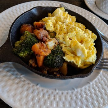 Inn At Twaalfskill - Eggs, veggies and potatoes skillet - Hotels Near Me - Highland, New York Inn At Twaalfskill - Eggs, veggies and potatoes skillet - Hotels Near Me - Highland, New York