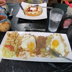Cafe Mi Familia - Chilaquiles red and green