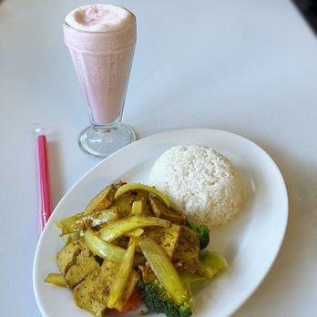 Pho An - Curried tofu with vegetables, steamed rice, and a strawberry smoothie. - Vietnamese Near Me - Seattle, Washington