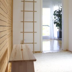 Stil in Nürnberg - Großzügiger Umkleideraum mit Sitzgelegenheit bei Stil in Nürnberg | Farbberatung | Stilberatung | Typberatung.