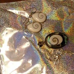 Negozio di Bigiotteria - Unique jewelry that is a great gift for anyone