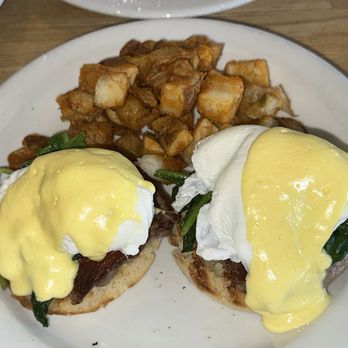 Fratelli Cafe - Big Ben (Filet Mignon Eggs Benedict) with potatoes - Coffee & Tea Near Me - Los Angeles, California