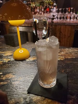 CW's Gin Joint by null